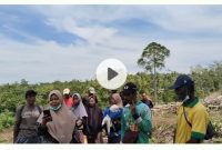 Tokoh perempuan Desa Soligi, Darmayanti bersama warga Obi saat mengucapkan Selamat Hari Pers Nasional (HPN), Senin (9/2), di atas lahan yang kini digunakan untuk proyek Harita Group di Desa Soligi, Kecamatan Obi, Halmahera Selatan (Foto/Nalarsatu.com)