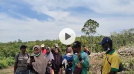 Tokoh perempuan Desa Soligi, Darmayanti bersama warga Obi saat mengucapkan Selamat Hari Pers Nasional (HPN), Senin (9/2), di atas lahan yang kini digunakan untuk proyek Harita Group di Desa Soligi, Kecamatan Obi, Halmahera Selatan (Foto/Nalarsatu.com)