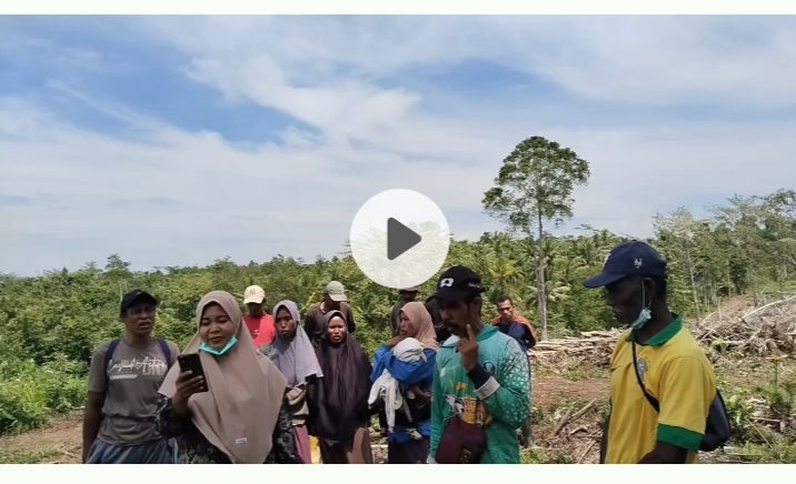 Tokoh perempuan Desa Soligi, Darmayanti bersama warga Obi saat mengucapkan Selamat Hari Pers Nasional (HPN), Senin (9/2), di atas lahan yang kini digunakan untuk proyek Harita Group di Desa Soligi, Kecamatan Obi, Halmahera Selatan (Foto/Nalarsatu.com)