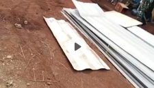 Nanlessy bersama keluarganya mendatangi lokasi proyek dan berupaya menghentikan aktivitas pekerjaan di atas lahan yang mereka klaim sebagai tanah keluarga, Rabu (11/2). (Foto/Azu)