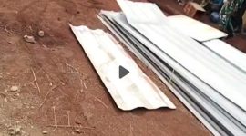 Nanlessy bersama keluarganya mendatangi lokasi proyek dan berupaya menghentikan aktivitas pekerjaan di atas lahan yang mereka klaim sebagai tanah keluarga, Rabu (11/2). (Foto/Azu)