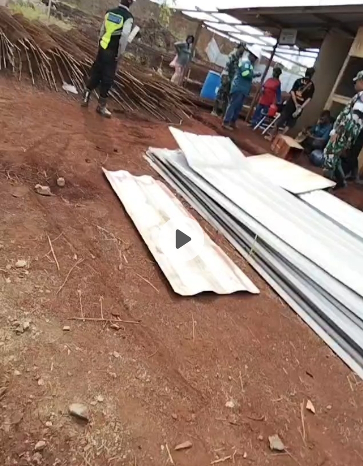 Nanlessy bersama keluarganya mendatangi lokasi proyek dan berupaya menghentikan aktivitas pekerjaan di atas lahan yang mereka klaim sebagai tanah keluarga, Rabu (11/2). (Foto/Azu)