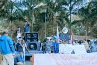 Aksi penyampaian aspirasi masyarakat di depan Kantor Bupati Halmahera Selatan, Bacan, terkait polemik kepemimpinan di Desa Goro-Goro, Kecamatan Bacan Timur. Dalam aksi tersebut, orator Sardi Hongi menyampaikan kritik terhadap kebijakan pemerintah daerah yang dinilai tidak konsisten dalam penanganan status kepala desa definitif (Foto/Istimewa)