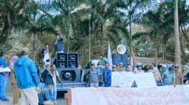 Aksi penyampaian aspirasi masyarakat di depan Kantor Bupati Halmahera Selatan, Bacan, terkait polemik kepemimpinan di Desa Goro-Goro, Kecamatan Bacan Timur. Dalam aksi tersebut, orator Sardi Hongi menyampaikan kritik terhadap kebijakan pemerintah daerah yang dinilai tidak konsisten dalam penanganan status kepala desa definitif (Foto/Istimewa)