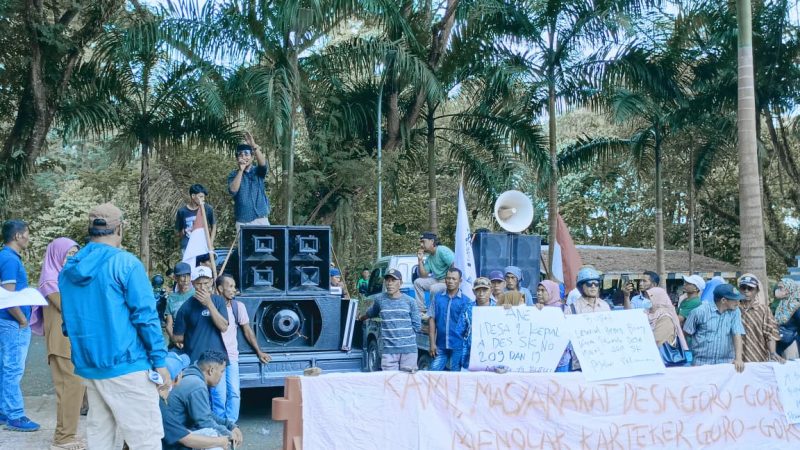 Aksi penyampaian aspirasi masyarakat di depan Kantor Bupati Halmahera Selatan, Bacan, terkait polemik kepemimpinan di Desa Goro-Goro, Kecamatan Bacan Timur. Dalam aksi tersebut, orator Sardi Hongi menyampaikan kritik terhadap kebijakan pemerintah daerah yang dinilai tidak konsisten dalam penanganan status kepala desa definitif (Foto/Istimewa)