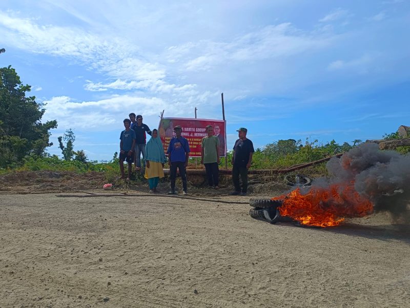 Sejumlah warga Desa Soligi, Kecamatan Obi Selatan, Kabupaten Halmahera Selatan, melakukan aksi pemalangan akses jalan menuju lokasi pembangunan fasilitas bandara di Pulau Obi sebagai bentuk protes atas dugaan sengketa lahan antara warga dan pihak perusahaan.