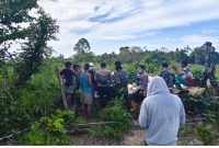 Suasana ketegangan saat warga Desa Soligi melakukan aksi protes dan pemboikotan aktivitas perusahaan di Pulau Obi, Kabupaten Halmahera Selatan, menyusul konflik sengketa lahan antara masyarakat dan pihak perusahaan (Foto/Nalarsatu.com)