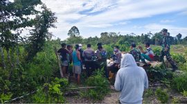 Suasana ketegangan saat warga Desa Soligi melakukan aksi protes dan pemboikotan aktivitas perusahaan di Pulau Obi, Kabupaten Halmahera Selatan, menyusul konflik sengketa lahan antara masyarakat dan pihak perusahaan (Foto/Nalarsatu.com)