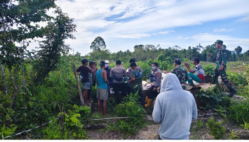 Suasana ketegangan saat warga Desa Soligi melakukan aksi protes dan pemboikotan aktivitas perusahaan di Pulau Obi, Kabupaten Halmahera Selatan, menyusul konflik sengketa lahan antara masyarakat dan pihak perusahaan (Foto/Nalarsatu.com)