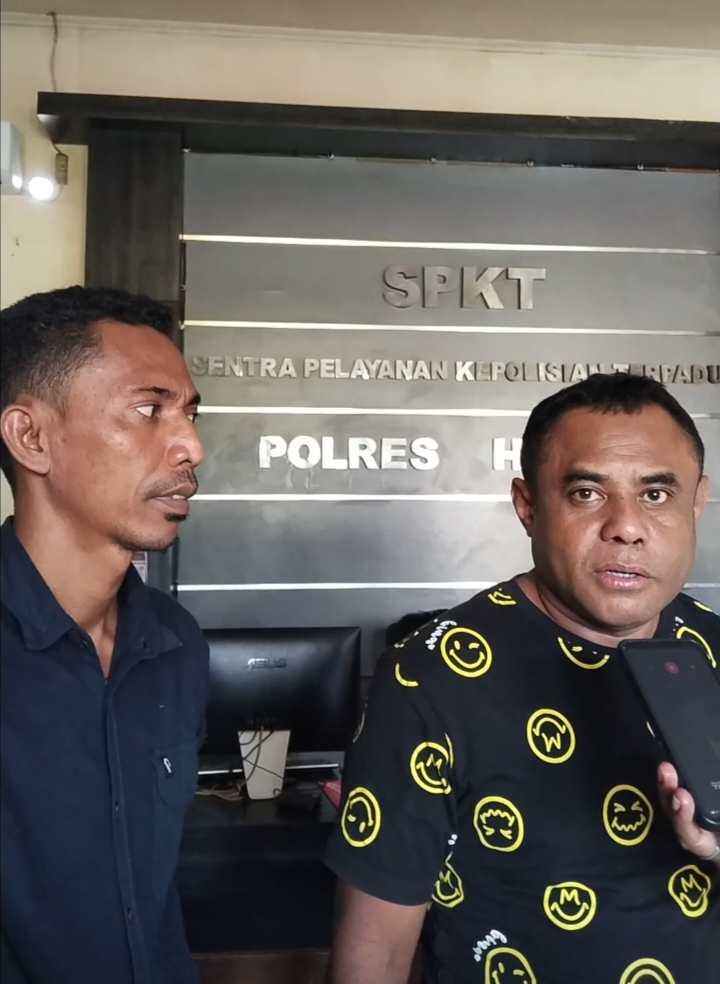 Ketua GMNI Halsel Munawir Mandar dan Ketua Barah Ady Hi. Adam bersama tim kuasa hukum saat memberikan pendampingan kepada Alimusu La Damili dalam proses pelaporan kasus sengketa lahan (Foto/Nalarsatu.com)