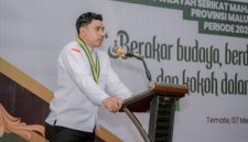 Ketua DPD Serikat Mahasiswa Muslim Indonesia (SMI) Maluku Utara, Sarjan Rifai, saat menyampaikan keterangan resmi terkait keterlambatan pembayaran gaji fasilitator Program TEKAD di Kabupaten Halmahera Selatan, Selasa (19/5) (Foto: Istimewa)