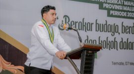 Ketua DPD Serikat Mahasiswa Muslim Indonesia (SMI) Maluku Utara, Sarjan Rifai, saat menyampaikan keterangan resmi terkait keterlambatan pembayaran gaji fasilitator Program TEKAD di Kabupaten Halmahera Selatan, Selasa (19/5) (Foto: Istimewa)