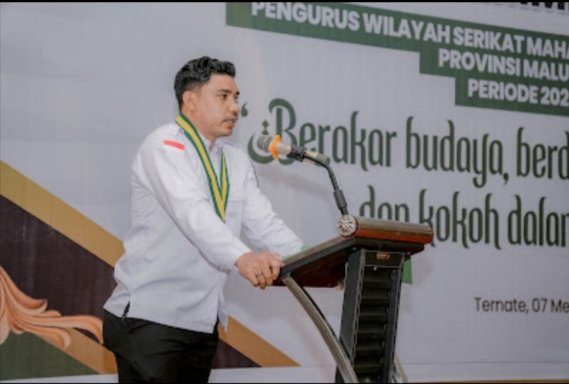 Ketua DPD Serikat Mahasiswa Muslim Indonesia (SMI) Maluku Utara, Sarjan Rifai, saat menyampaikan keterangan resmi terkait keterlambatan pembayaran gaji fasilitator Program TEKAD di Kabupaten Halmahera Selatan, Selasa (19/5) (Foto: Istimewa)