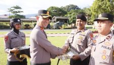 Kapolres Halmahera Selatan AKBP Hendra Gunawan memimpin apel pemberian penghargaan kepada 77 personel berprestasi di Lapangan Apel Mako Polres Halmahera Selatan, Rabu (20/5/2026). Penghargaan diberikan sebagai bentuk apresiasi atas dedikasi, loyalitas, dan keberhasilan personel dalam menjalankan tugas kepolisian serta pelayanan kepada masyarakat (Foto/Humas)