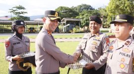 Kapolres Halmahera Selatan AKBP Hendra Gunawan memimpin apel pemberian penghargaan kepada 77 personel berprestasi di Lapangan Apel Mako Polres Halmahera Selatan, Rabu (20/5/2026). Penghargaan diberikan sebagai bentuk apresiasi atas dedikasi, loyalitas, dan keberhasilan personel dalam menjalankan tugas kepolisian serta pelayanan kepada masyarakat (Foto/Humas)