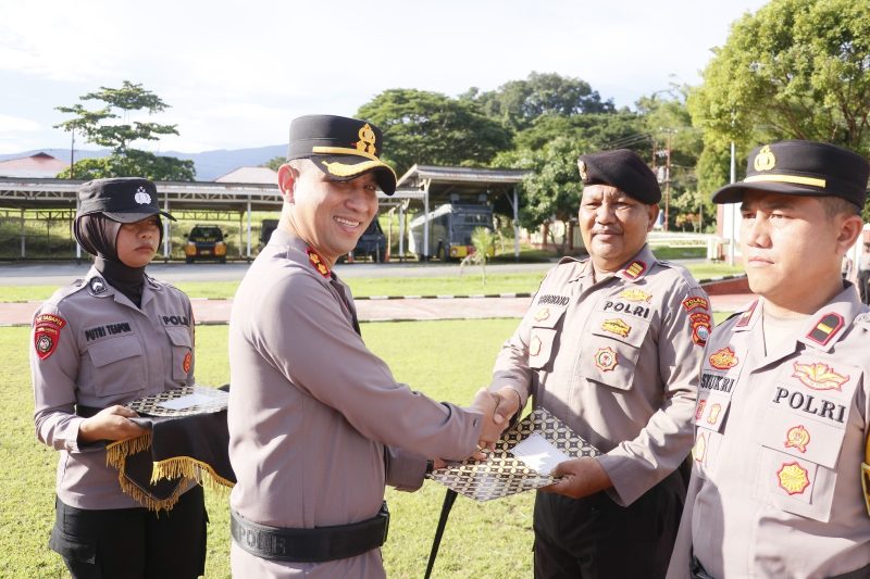 Kapolres Halmahera Selatan AKBP Hendra Gunawan memimpin apel pemberian penghargaan kepada 77 personel berprestasi di Lapangan Apel Mako Polres Halmahera Selatan, Rabu (20/5/2026). Penghargaan diberikan sebagai bentuk apresiasi atas dedikasi, loyalitas, dan keberhasilan personel dalam menjalankan tugas kepolisian serta pelayanan kepada masyarakat (Foto/Humas)