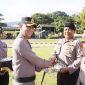 Kapolres Halmahera Selatan AKBP Hendra Gunawan memimpin apel pemberian penghargaan kepada 77 personel berprestasi di Lapangan Apel Mako Polres Halmahera Selatan, Rabu (20/5/2026). Penghargaan diberikan sebagai bentuk apresiasi atas dedikasi, loyalitas, dan keberhasilan personel dalam menjalankan tugas kepolisian serta pelayanan kepada masyarakat (Foto/Humas)