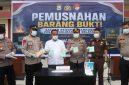 Ps. Kasat Resnarkoba Polres Halmahera Selatan Iptu Muhammad Adnan Nijar, S.H., bersama Wakapolres Halsel Kompol Iksan Prananto, S.I.K., M.H., Kasi Pidum Kejari Halmahera Selatan Fikri Arga, S.H., serta para pejabat terkait saat mengikuti kegiatan pemusnahan barang bukti narkotika di Mapolres Halmahera Selatan, Kamis 21/5/2026 (Foto/Humas)