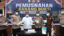 Ps. Kasat Resnarkoba Polres Halmahera Selatan Iptu Muhammad Adnan Nijar, S.H., bersama Wakapolres Halsel Kompol Iksan Prananto, S.I.K., M.H., Kasi Pidum Kejari Halmahera Selatan Fikri Arga, S.H., serta para pejabat terkait saat mengikuti kegiatan pemusnahan barang bukti narkotika di Mapolres Halmahera Selatan, Kamis 21/5/2026 (Foto/Humas)