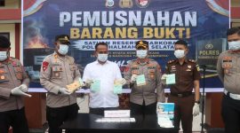 Ps. Kasat Resnarkoba Polres Halmahera Selatan Iptu Muhammad Adnan Nijar, S.H., bersama Wakapolres Halsel Kompol Iksan Prananto, S.I.K., M.H., Kasi Pidum Kejari Halmahera Selatan Fikri Arga, S.H., serta para pejabat terkait saat mengikuti kegiatan pemusnahan barang bukti narkotika di Mapolres Halmahera Selatan, Kamis 21/5/2026 (Foto/Humas)