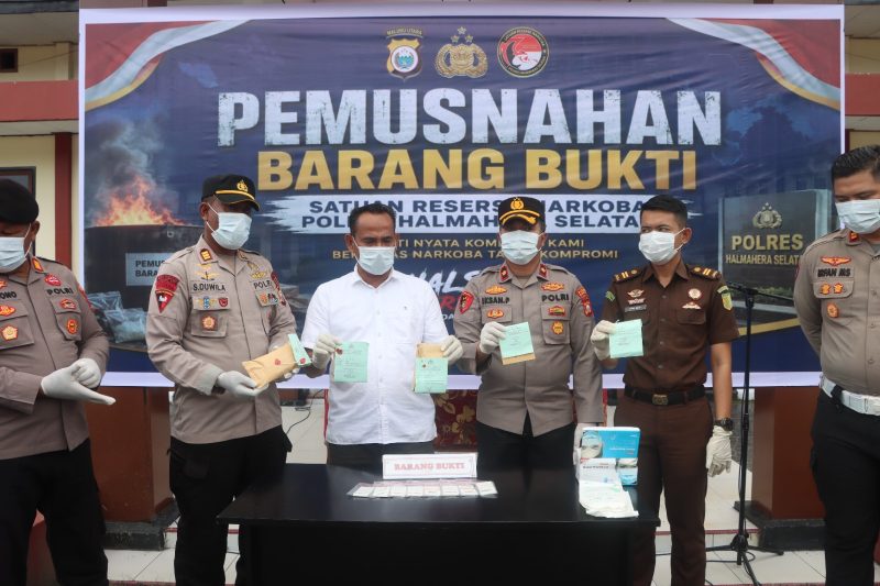 Ps. Kasat Resnarkoba Polres Halmahera Selatan Iptu Muhammad Adnan Nijar, S.H., bersama Wakapolres Halsel Kompol Iksan Prananto, S.I.K., M.H., Kasi Pidum Kejari Halmahera Selatan Fikri Arga, S.H., serta para pejabat terkait saat mengikuti kegiatan pemusnahan barang bukti narkotika di Mapolres Halmahera Selatan, Kamis 21/5/2026 (Foto/Humas)