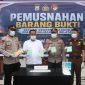 Ps. Kasat Resnarkoba Polres Halmahera Selatan Iptu Muhammad Adnan Nijar, S.H., bersama Wakapolres Halsel Kompol Iksan Prananto, S.I.K., M.H., Kasi Pidum Kejari Halmahera Selatan Fikri Arga, S.H., serta para pejabat terkait saat mengikuti kegiatan pemusnahan barang bukti narkotika di Mapolres Halmahera Selatan, Kamis 21/5/2026 (Foto/Humas)