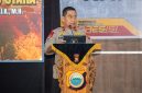 Kapolda Maluku Utara Brigjen Pol. Arif Budiman, S.I.K., M.H., saat menyampaikan Commander Wish dan arahan kepada seluruh jajaran personel Polda Maluku Utara di Aula Polres Ternate, Senin (25/5). Dalam arahannya, Kapolda menekankan profesionalisme, pelayanan humanis, serta dukungan penuh terhadap program nasional dan stabilitas kamtibmas di Maluku Utara. (Foto: Humas Polda Malut)