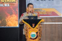 Kapolda Maluku Utara Brigjen Pol. Arif Budiman, S.I.K., M.H., saat menyampaikan Commander Wish dan arahan kepada seluruh jajaran personel Polda Maluku Utara di Aula Polres Ternate, Senin (25/5). Dalam arahannya, Kapolda menekankan profesionalisme, pelayanan humanis, serta dukungan penuh terhadap program nasional dan stabilitas kamtibmas di Maluku Utara. (Foto: Humas Polda Malut)