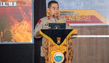 Kapolda Maluku Utara Brigjen Pol. Arif Budiman, S.I.K., M.H., saat menyampaikan Commander Wish dan arahan kepada seluruh jajaran personel Polda Maluku Utara di Aula Polres Ternate, Senin (25/5). Dalam arahannya, Kapolda menekankan profesionalisme, pelayanan humanis, serta dukungan penuh terhadap program nasional dan stabilitas kamtibmas di Maluku Utara. (Foto: Humas Polda Malut)