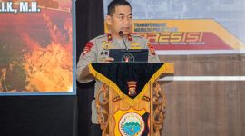Kapolda Maluku Utara Brigjen Pol. Arif Budiman, S.I.K., M.H., saat menyampaikan Commander Wish dan arahan kepada seluruh jajaran personel Polda Maluku Utara di Aula Polres Ternate, Senin (25/5). Dalam arahannya, Kapolda menekankan profesionalisme, pelayanan humanis, serta dukungan penuh terhadap program nasional dan stabilitas kamtibmas di Maluku Utara. (Foto: Humas Polda Malut)