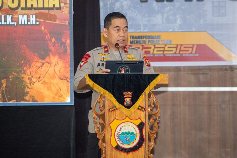 Kapolda Maluku Utara Brigjen Pol. Arif Budiman, S.I.K., M.H., saat menyampaikan Commander Wish dan arahan kepada seluruh jajaran personel Polda Maluku Utara di Aula Polres Ternate, Senin (25/5). Dalam arahannya, Kapolda menekankan profesionalisme, pelayanan humanis, serta dukungan penuh terhadap program nasional dan stabilitas kamtibmas di Maluku Utara. (Foto: Humas Polda Malut)