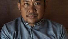 Ketua Asosiasi Dump Truck Kecamatan Obi, Azwar Abubakar, menyampaikan protes keras kepada Pemkab Halmahera Selatan dan Pemprov Maluku Utara terkait buruknya kualitas jaringan Telkomsel di Kecamatan Obi yang dinilai mengganggu aktivitas ekonomi dan operasional masyarakat. | Foto: Nalarsatu.com