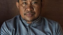Ketua Asosiasi Dump Truck Kecamatan Obi, Azwar Abubakar, menyampaikan protes keras kepada Pemkab Halmahera Selatan dan Pemprov Maluku Utara terkait buruknya kualitas jaringan Telkomsel di Kecamatan Obi yang dinilai mengganggu aktivitas ekonomi dan operasional masyarakat. | Foto: Nalarsatu.com
