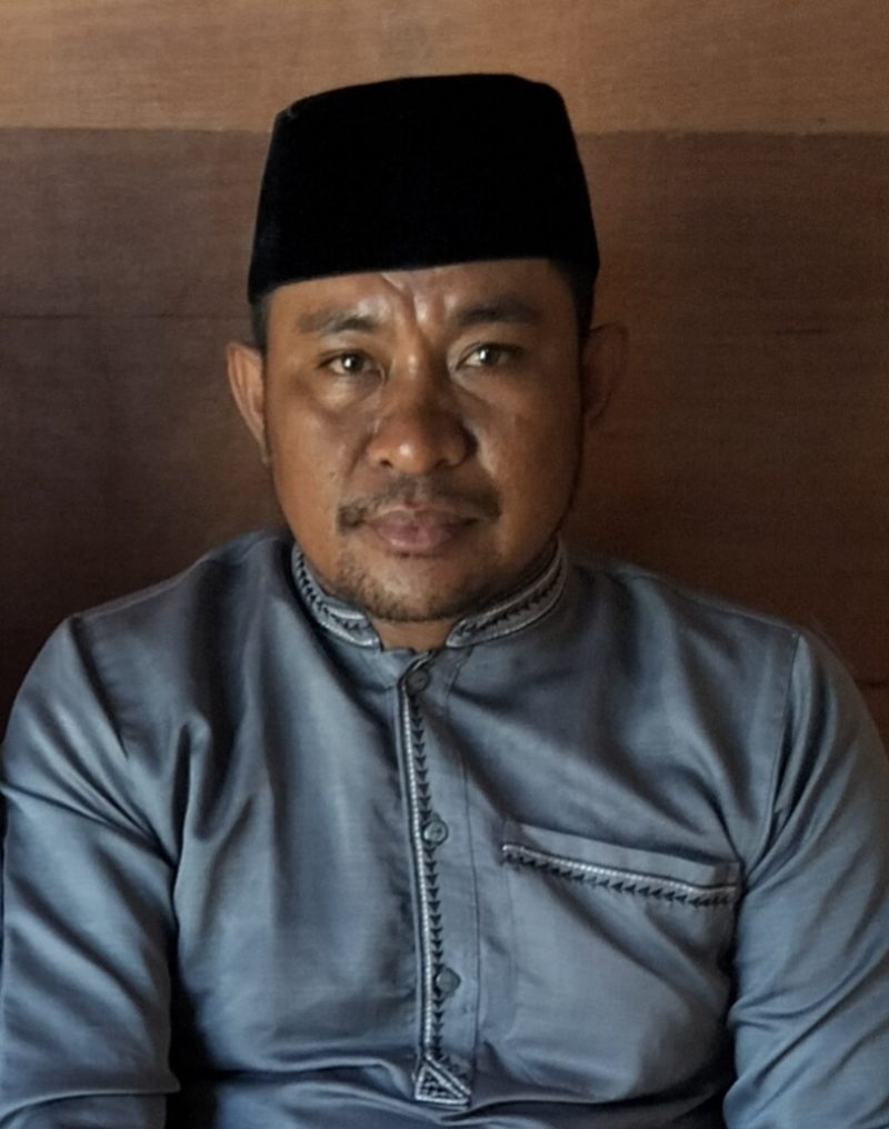 Ketua Asosiasi Dump Truck Kecamatan Obi, Azwar Abubakar, menyampaikan protes keras kepada Pemkab Halmahera Selatan dan Pemprov Maluku Utara terkait buruknya kualitas jaringan Telkomsel di Kecamatan Obi yang dinilai mengganggu aktivitas ekonomi dan operasional masyarakat. | Foto: Nalarsatu.com