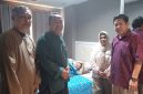 Ketua Umum KK MAKAYOA Jabodetabek, Hi. Saleh Muhammad, bersama Ir. Nabil M. Salim dan Zulkifli Djaku saat membesuk Ibu Hajjah Horma asal Tahane, Makeang Pulau, yang tengah menjalani perawatan pasca operasi patah tulang pinggul di RS Fatmawati, Jakarta Selatan, sebagai wujud semangat “Mangente Basudara” dan solidaritas warga Maluku Utara di perantauan (Foto/Iradat).