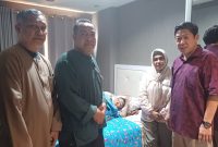 Ketua Umum KK MAKAYOA Jabodetabek, Hi. Saleh Muhammad, bersama Ir. Nabil M. Salim dan Zulkifli Djaku saat membesuk Ibu Hajjah Horma asal Tahane, Makeang Pulau, yang tengah menjalani perawatan pasca operasi patah tulang pinggul di RS Fatmawati, Jakarta Selatan, sebagai wujud semangat “Mangente Basudara” dan solidaritas warga Maluku Utara di perantauan (Foto/Iradat).