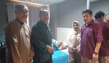 Ketua Umum KK MAKAYOA Jabodetabek, Hi. Saleh Muhammad, bersama Ir. Nabil M. Salim dan Zulkifli Djaku saat membesuk Ibu Hajjah Horma asal Tahane, Makeang Pulau, yang tengah menjalani perawatan pasca operasi patah tulang pinggul di RS Fatmawati, Jakarta Selatan, sebagai wujud semangat “Mangente Basudara” dan solidaritas warga Maluku Utara di perantauan (Foto/Iradat).