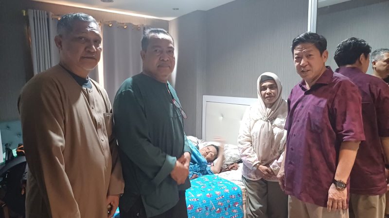Ketua Umum KK MAKAYOA Jabodetabek, Hi. Saleh Muhammad, bersama Ir. Nabil M. Salim dan Zulkifli Djaku saat membesuk Ibu Hajjah Horma asal Tahane, Makeang Pulau, yang tengah menjalani perawatan pasca operasi patah tulang pinggul di RS Fatmawati, Jakarta Selatan, sebagai wujud semangat “Mangente Basudara” dan solidaritas warga Maluku Utara di perantauan (Foto/Iradat).