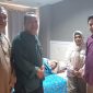 Ketua Umum KK MAKAYOA Jabodetabek, Hi. Saleh Muhammad, bersama Ir. Nabil M. Salim dan Zulkifli Djaku saat membesuk Ibu Hajjah Horma asal Tahane, Makeang Pulau, yang tengah menjalani perawatan pasca operasi patah tulang pinggul di RS Fatmawati, Jakarta Selatan, sebagai wujud semangat “Mangente Basudara” dan solidaritas warga Maluku Utara di perantauan (Foto/Iradat).