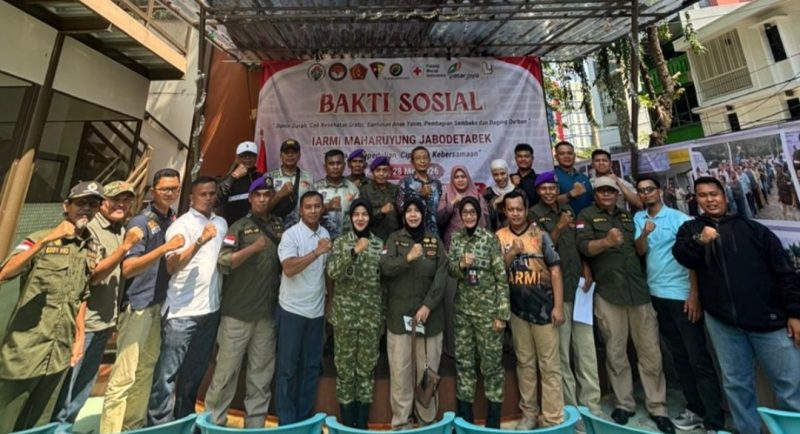 Pengurus dan anggota IARMI Maharuyung Jabodetabek berfoto bersama usai menggelar kegiatan bakti sosial bertema “Tebarkan Kepedulian, Ciptakan Kebersamaan” di Momen Kopi Aceh, Kramat, Jakarta Pusat, Kamis (28/5/2026). Dalam rangka menyemarakkan Hari Raya Iduladha 1447 H, kegiatan tersebut diisi dengan donor darah, pemeriksaan kesehatan gratis, santunan anak yatim, serta pembagian sembako dan daging kurban kepada masyarakat yang membutuhkan. (Foto: Istimewa/Nalarsatu.com)
