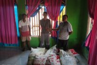 Penyerahan bantuan pupuk organik oleh PT Wijaya Kencana dan PT Poleko Yubarson kepada kelompok tani di Kecamatan Obi, Halmahera Selatan, Sabtu (30/5/2026). Bantuan tersebut merupakan bagian dari program tanggung jawab sosial perusahaan (CSR) untuk mendukung peningkatan produktivitas pertanian dan memperkuat ketahanan pangan masyarakat di wilayah sekitar operasional perusahaan. (Foto: Istimewa)