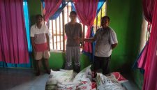 Penyerahan bantuan pupuk organik oleh PT Wijaya Kencana dan PT Poleko Yubarson kepada kelompok tani di Kecamatan Obi, Halmahera Selatan, Sabtu (30/5/2026). Bantuan tersebut merupakan bagian dari program tanggung jawab sosial perusahaan (CSR) untuk mendukung peningkatan produktivitas pertanian dan memperkuat ketahanan pangan masyarakat di wilayah sekitar operasional perusahaan. (Foto: Istimewa)