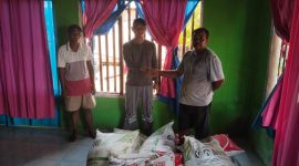 Penyerahan bantuan pupuk organik oleh PT Wijaya Kencana dan PT Poleko Yubarson kepada kelompok tani di Kecamatan Obi, Halmahera Selatan, Sabtu (30/5/2026). Bantuan tersebut merupakan bagian dari program tanggung jawab sosial perusahaan (CSR) untuk mendukung peningkatan produktivitas pertanian dan memperkuat ketahanan pangan masyarakat di wilayah sekitar operasional perusahaan. (Foto: Istimewa)