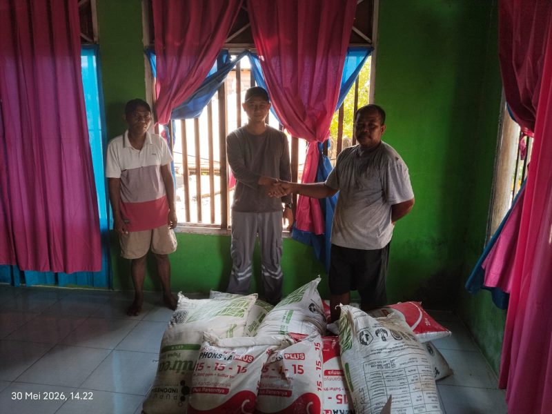 Penyerahan bantuan pupuk organik oleh PT Wijaya Kencana dan PT Poleko Yubarson kepada kelompok tani di Kecamatan Obi, Halmahera Selatan, Sabtu (30/5/2026). Bantuan tersebut merupakan bagian dari program tanggung jawab sosial perusahaan (CSR) untuk mendukung peningkatan produktivitas pertanian dan memperkuat ketahanan pangan masyarakat di wilayah sekitar operasional perusahaan. (Foto: Istimewa)