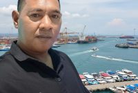 Ketua ASLAD Kawasi, Yeheskel Siar, menegaskan bahwa masyarakat Desa Kawasi telah menunjukkan komitmen penuh terhadap rencana pembangunan pelabuhan speed boat dengan menyiapkan lahan, memberikan dukungan sosial, serta memenuhi berbagai persyaratan administrasi yang diminta. ASLAD mendesak adanya kepastian realisasi pembangunan yang dinilai penting untuk menunjang konektivitas, keselamatan transportasi laut, dan pertumbuhan ekonomi masyarakat Kawasi. (Foto: Istimewa/Nalarsatu.com)