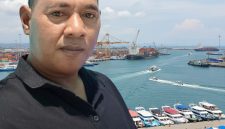 Ketua ASLAD Kawasi, Yeheskel Siar, menegaskan bahwa masyarakat Desa Kawasi telah menunjukkan komitmen penuh terhadap rencana pembangunan pelabuhan speed boat dengan menyiapkan lahan, memberikan dukungan sosial, serta memenuhi berbagai persyaratan administrasi yang diminta. ASLAD mendesak adanya kepastian realisasi pembangunan yang dinilai penting untuk menunjang konektivitas, keselamatan transportasi laut, dan pertumbuhan ekonomi masyarakat Kawasi. (Foto: Istimewa/Nalarsatu.com)