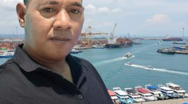 Ketua ASLAD Kawasi, Yeheskel Siar, menegaskan bahwa masyarakat Desa Kawasi telah menunjukkan komitmen penuh terhadap rencana pembangunan pelabuhan speed boat dengan menyiapkan lahan, memberikan dukungan sosial, serta memenuhi berbagai persyaratan administrasi yang diminta. ASLAD mendesak adanya kepastian realisasi pembangunan yang dinilai penting untuk menunjang konektivitas, keselamatan transportasi laut, dan pertumbuhan ekonomi masyarakat Kawasi. (Foto: Istimewa/Nalarsatu.com)