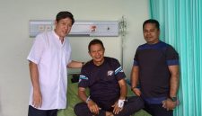 | Nalarsatu.com
Ketua Dewan Pembina Kerukunan Keluarga MAKAYOA Se-Jabodetabek, Ir. Nabil M. Salim (Ko Bul), menunjukkan kepedulian dan solidaritas sosial dengan membesuk warga MAKAYOA yang tengah menjalani perawatan di Rumah Sakit Citra Arafiq Bekasi, Jawa Barat.