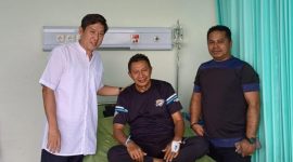 | Nalarsatu.com
Ketua Dewan Pembina Kerukunan Keluarga MAKAYOA Se-Jabodetabek, Ir. Nabil M. Salim (Ko Bul), menunjukkan kepedulian dan solidaritas sosial dengan membesuk warga MAKAYOA yang tengah menjalani perawatan di Rumah Sakit Citra Arafiq Bekasi, Jawa Barat.