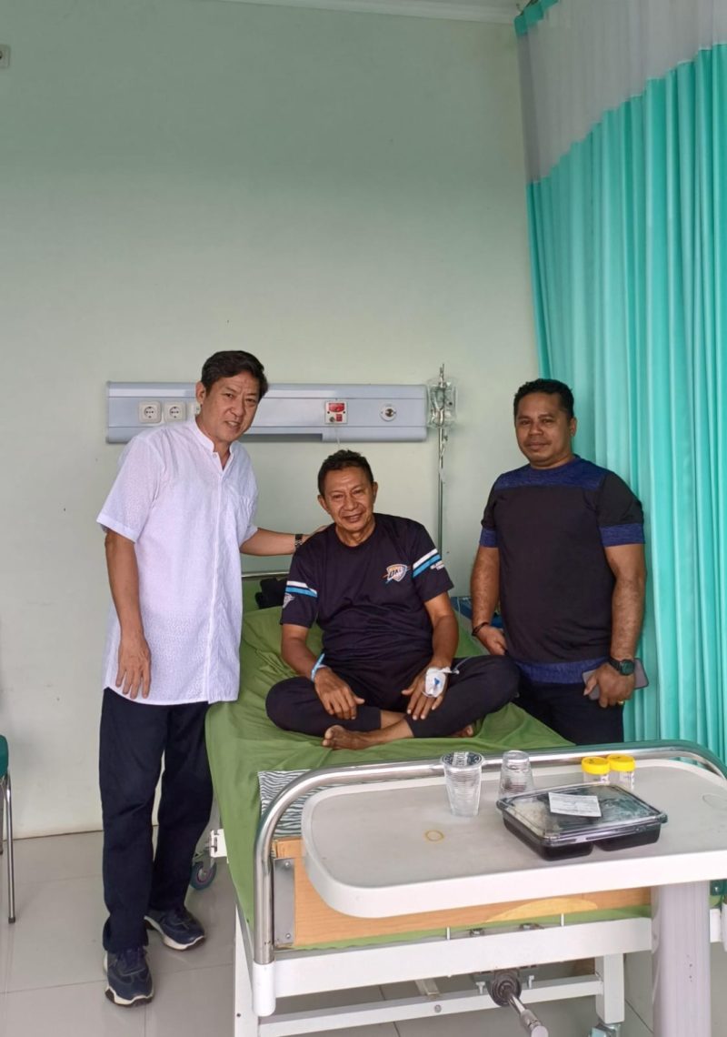 | Nalarsatu.com
Ketua Dewan Pembina Kerukunan Keluarga MAKAYOA Se-Jabodetabek, Ir. Nabil M. Salim (Ko Bul), menunjukkan kepedulian dan solidaritas sosial dengan membesuk warga MAKAYOA yang tengah menjalani perawatan di Rumah Sakit Citra Arafiq Bekasi, Jawa Barat.
